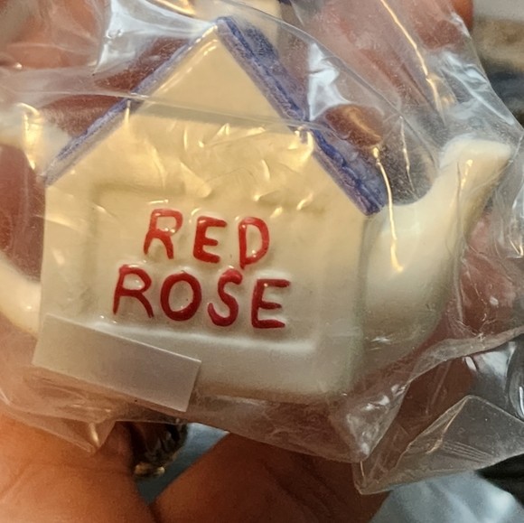 Mini red rose vintage teapots collection - Picture 7 of 7